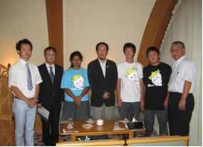 陸前高田市長に震災復興募金を渡しました。