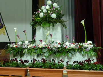 舞台に飾られた草花装飾