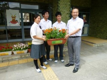 食・花・交流系列生徒が山口町長に草花プランターを贈呈