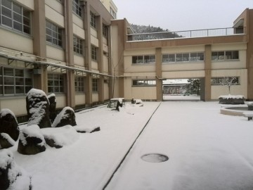 雪の積もった中庭