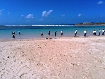 式典会場前のビーチで戯れるクラブ員たち
