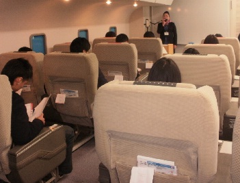 飛行機内での会話を練習する生徒たち